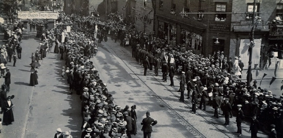Crowds awaiting the arrival of King George V and Queen Mary, 25 June 1914. Rowell's Drapery is to the right of the picture, the entrance to the church is at the top left.