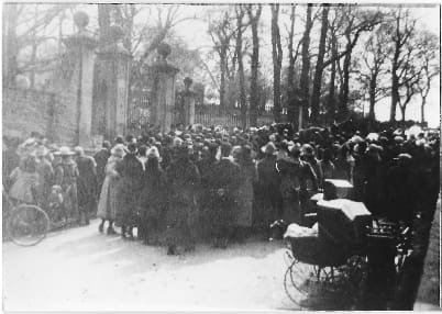 Crowds gather at Shipley on the death of the “last squire”, A.E. Miller Mundy, 1920